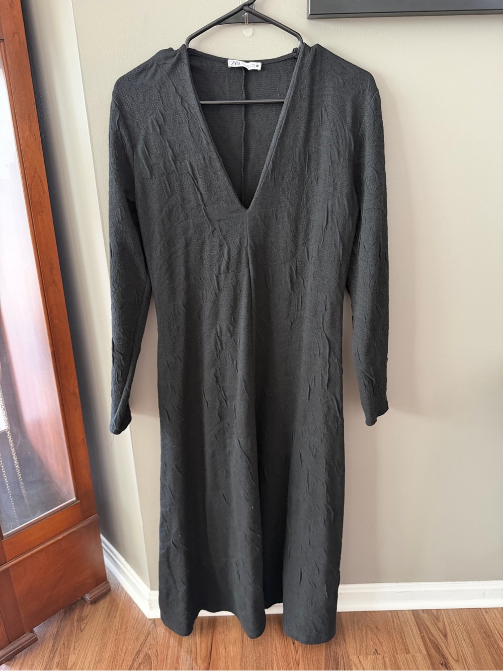 Zara Black V-Neck Long Sleeve Midi Dress. Large